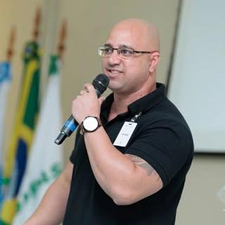 Capa de Thiago Carvalho