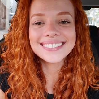Capa de Camila Melo